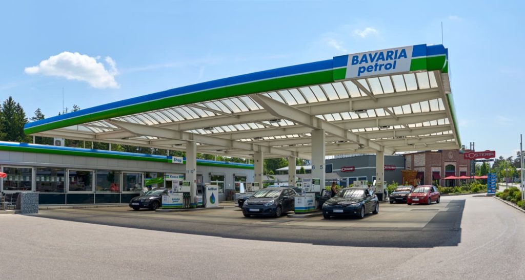 Tankstelle breite Aufnahme von unten - BAVARIA petrol Tankstellen